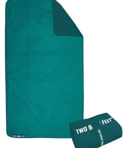 TWO BARE FEET SHERPA LINED WATERPRROOF BLANKET GREEN 145 X 145CM